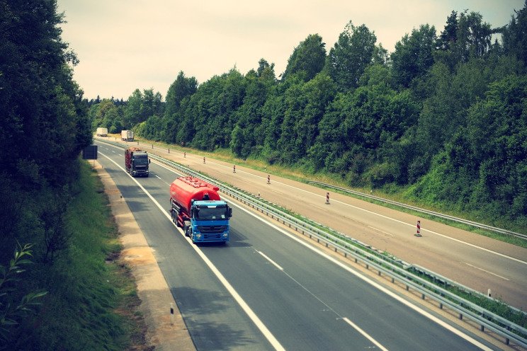 Camions sur autoroute